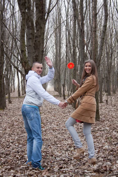 Feliz e belo jovem casal apaixonado — Fotografia de Stock