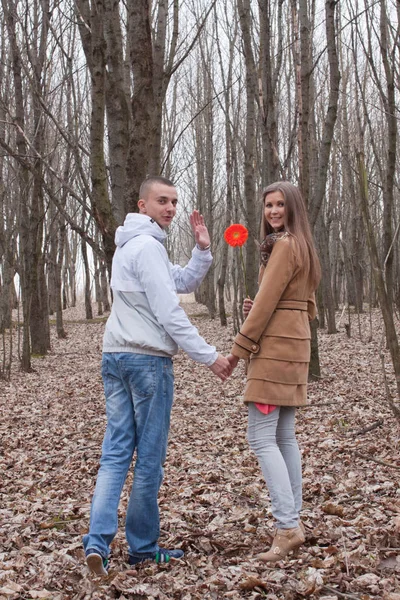 Feliz e belo jovem casal apaixonado — Fotografia de Stock