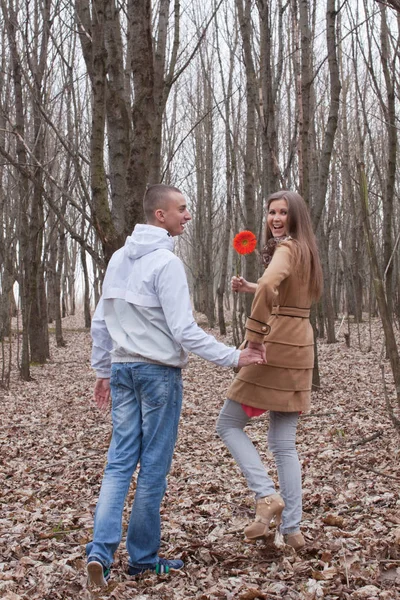 Šťastný a krásný mladý pár zamilovaný — Stock fotografie