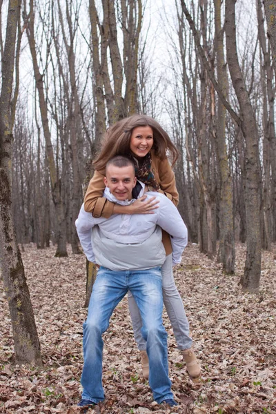 Glad och vacker ungt par i kärlek — Stockfoto