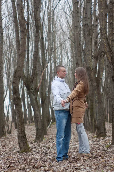 Feliz e belo jovem casal apaixonado — Fotografia de Stock