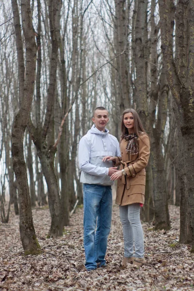 Gelukkig en mooi jong paar verliefd — Stockfoto