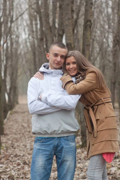 Feliz e belo jovem casal apaixonado — Fotografia de Stock