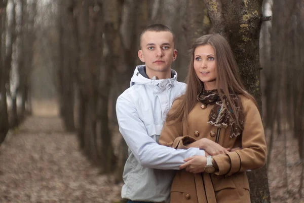 Feliz y hermosa pareja joven en el amor — Foto de Stock