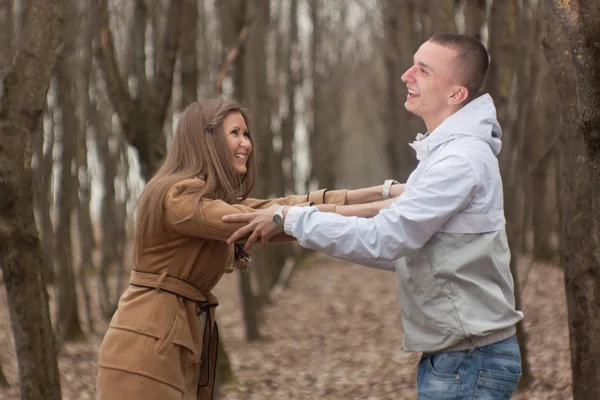 Šťastný a krásný mladý pár zamilovaný — Stock fotografie