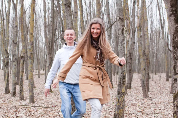 Glad och vacker ungt par i kärlek — Stockfoto