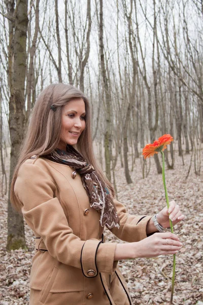 Belle jeune femme dans le parc d'automne — Photo