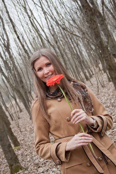 Belle jeune femme dans le parc d'automne — Photo