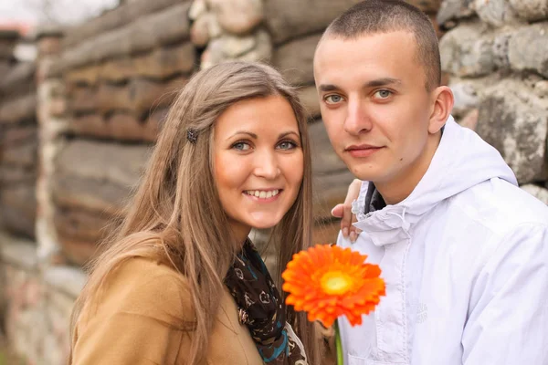 Jonge gelukkige amoureuze vrolijke paar — Stockfoto