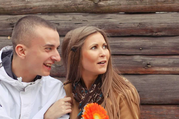 Jonge gelukkige amoureuze vrolijke paar — Stockfoto