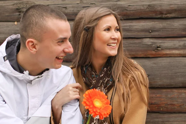 Jovem casal alegre amoroso feliz — Fotografia de Stock