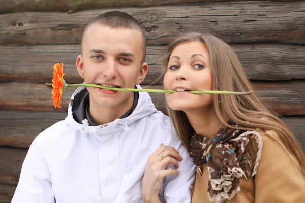 Jovem casal alegre amoroso feliz — Fotografia de Stock