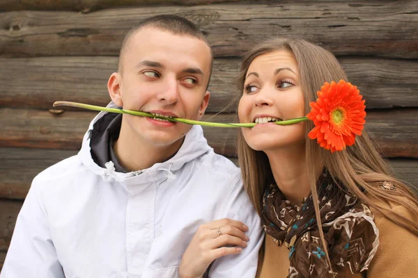 Молодая счастливая влюбленная веселая пара — стоковое фото