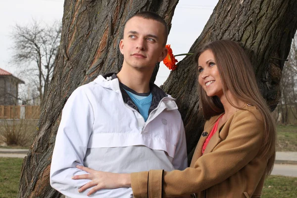 Feliz y hermosa pareja joven en el amor — Foto de Stock