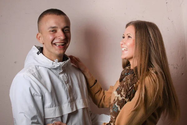 Jovem casal alegre amoroso feliz — Fotografia de Stock