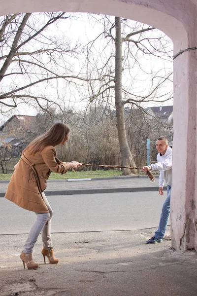 Mladý zamilovaný veselá snoubence — Stock fotografie