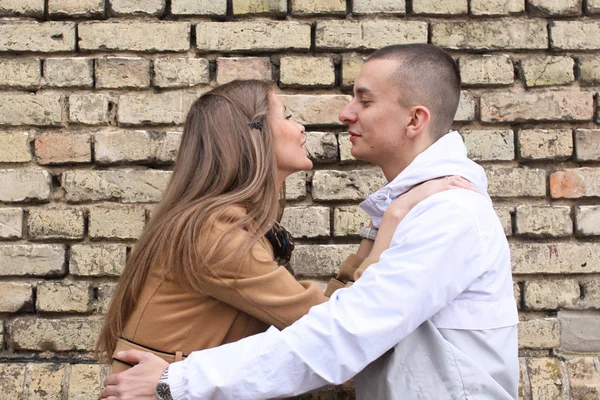 Jovem casal alegre amoroso feliz — Fotografia de Stock