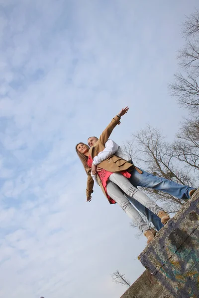 Happy and beautiful young couple in love — Stock Photo, Image