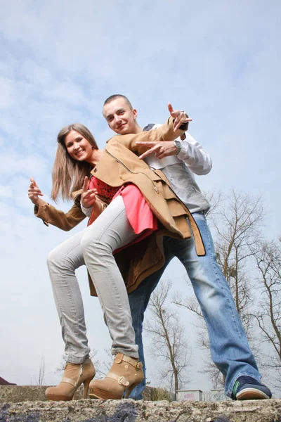 Feliz e belo jovem casal apaixonado — Fotografia de Stock