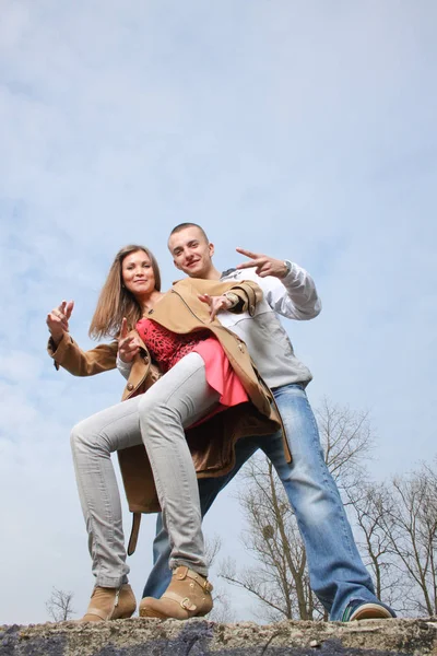 Feliz e belo jovem casal apaixonado — Fotografia de Stock