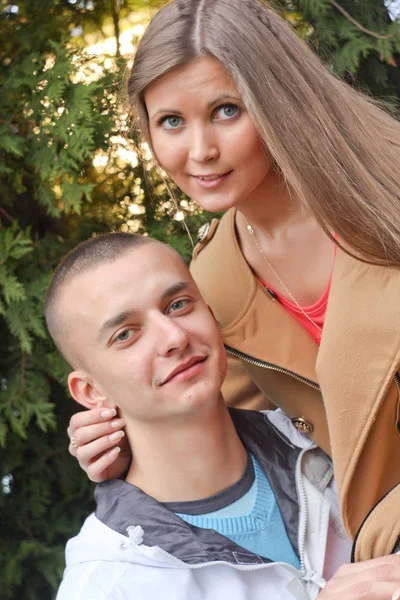 Joyeux et beau jeune couple amoureux — Photo