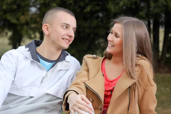 Feliz y hermosa pareja joven en el amor — Foto de Stock