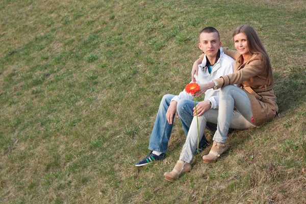 Šťastný a krásný mladý pár zamilovaný — Stock fotografie