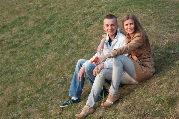 Happy and beautiful young couple in love — Stock Photo, Image