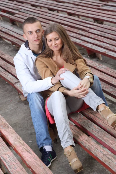 Stílusos fiatal pár átölelve egy sportstadion szabadtéri. — Stock Fotó