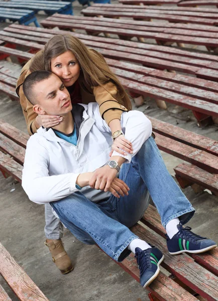 Elegante pareja joven abrazándose en un estadio deportivo al aire libre . —  Fotos de Stock