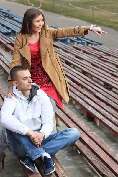 Stylisches junges Paar umarmt sich in einem Sportstadion. — Stockfoto