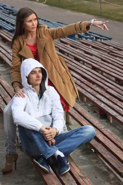 Snygg ung par kramas på en idrottsarena utomhus. — Stockfoto