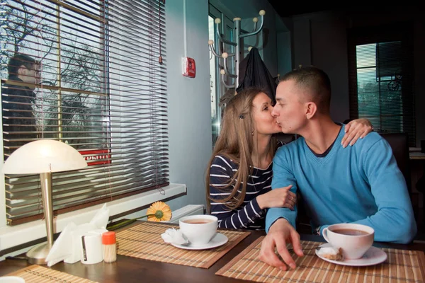 Verliebtes Paar trinkt Tee — Stockfoto