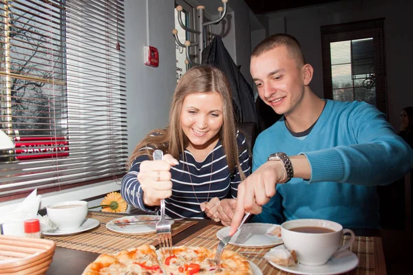 Para w miłości jedzenia pizzy — Zdjęcie stockowe