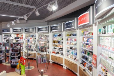 Duty free mağazasında vitrin parfümleri