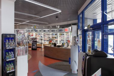 Duty free mağazasında vitrin parfümleri
