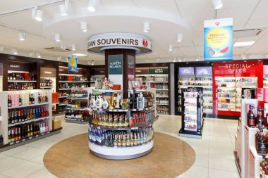 Alkollü içeceklerle dolu raflar