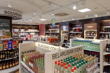 Alkollü içeceklerle dolu raflar