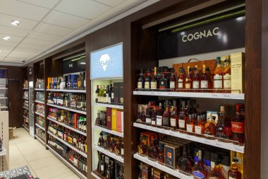 Alkollü içeceklerle dolu raflar