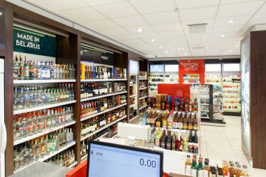 Alkollü içeceklerle dolu raflar