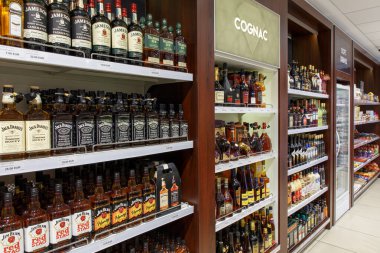 Alkollü içeceklerle dolu raflar