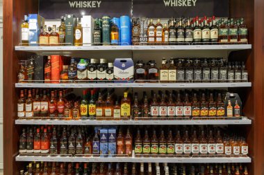 Alkollü içeceklerle dolu raflar