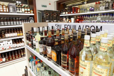 Alkollü içeceklerle dolu raflar