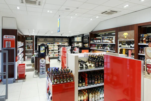 Alkollü içeceklerle dolu raflar