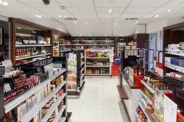 Alkollü içeceklerle dolu raflar