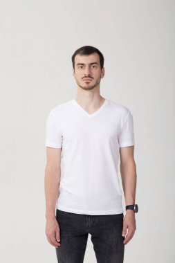 Yakışıklı bir gencin stüdyo portresi.