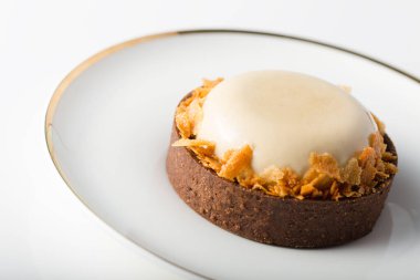 Yuvarlak beyaz pastaya yakın çekim