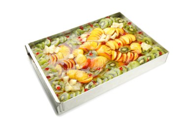 Metal tepside büyük bir pasta. 