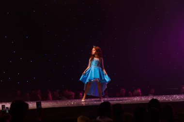 Çocuk modeli podyumda yürüyor