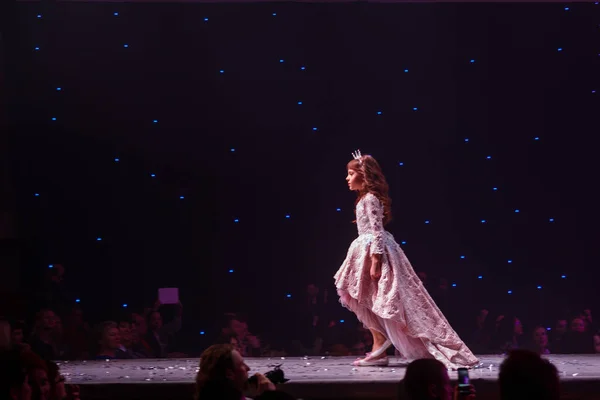 Child model walks the runway — ストック写真